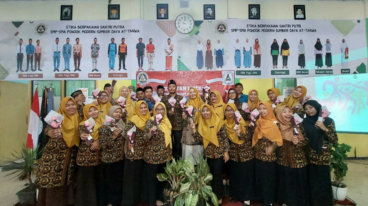 SMA POMOSDA Tanjunganom Gelar Peringatan Hari Guru Nasional 2023 Dengan Penuh Khidmad Dan Mengharukan